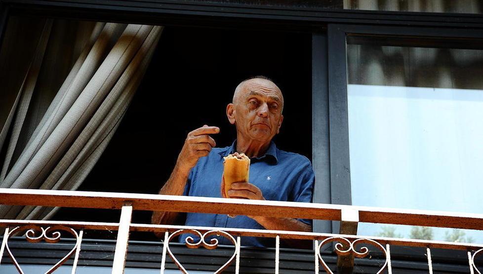 Arnaboldi affacciato alla finestra durante la trattativa