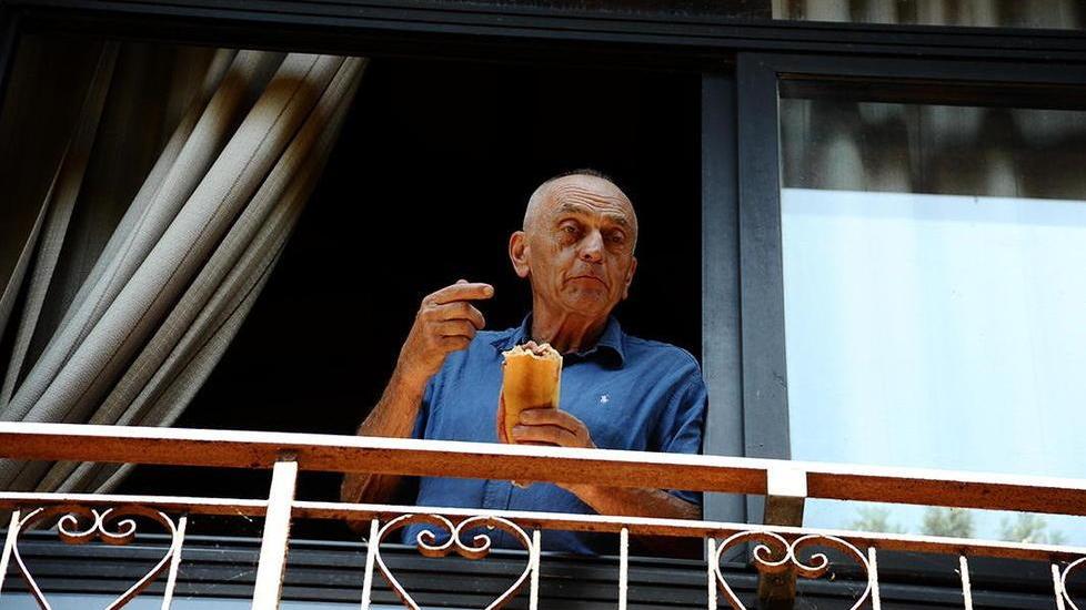 Arnaboldi affacciato alla finestra durante la trattativa