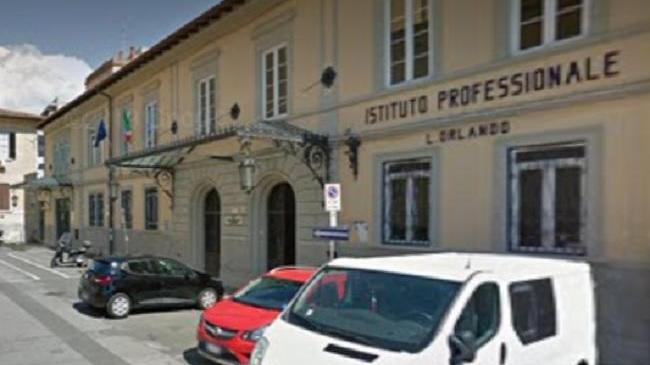 La sede dell'istituto professionale in piazza Due Giugno