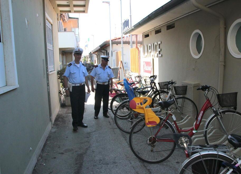 Via le rastrelliere davanti agli stabilimenti balneari 