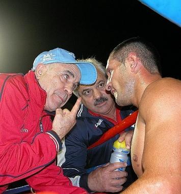 Pino Mura (a sinistra) a bordo ring