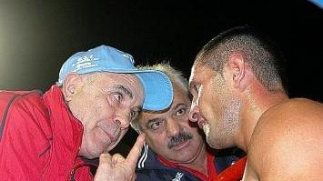 Pino Mura (a sinistra) a bordo ring
