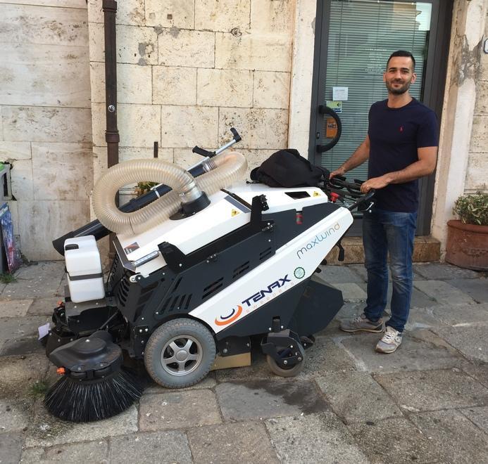 Una nuova spazzatrice elettrica e “smart” pulisce le vie del centro