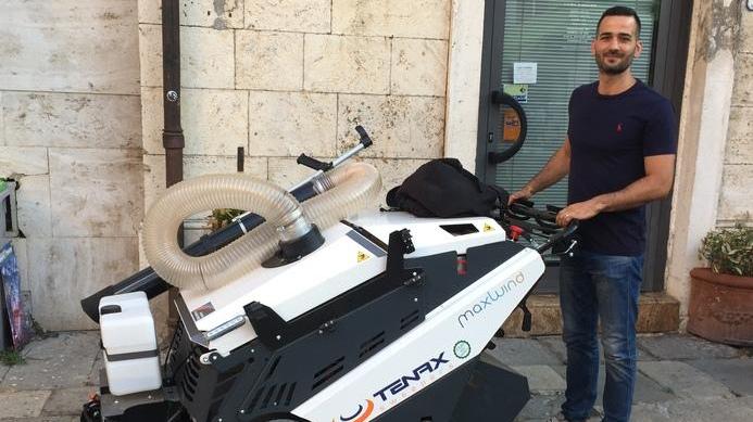 Una nuova spazzatrice elettrica e “smart” pulisce le vie del centro