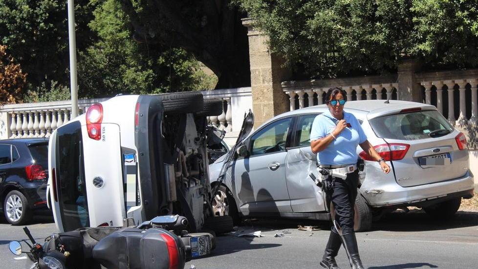 Auto ribaltata alla rotonda di Ardenza: due feriti