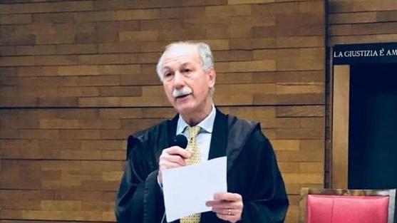 Palpeggia ragazza sul pullman a giudizio per violenza sessuale