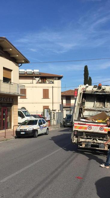Rissa a colpi di bottiglie in strada: due feriti 