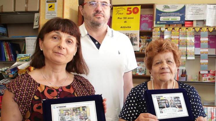 Due targhe del “Tirreno” alle edicolanti Vera e Marta