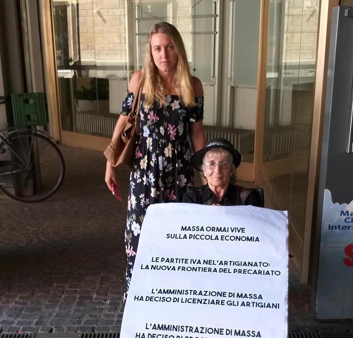 Marina, mercatino trasferito la protesta sotto il Comune 