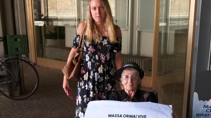 Marina, mercatino trasferito la protesta sotto il Comune