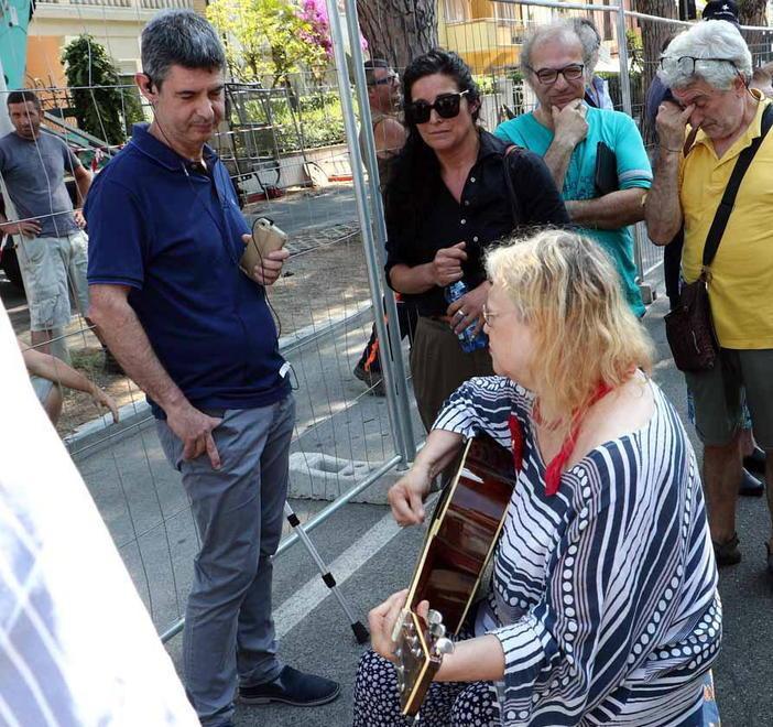 «Sindaco le canto una canzone per dire non all’abbattimento»