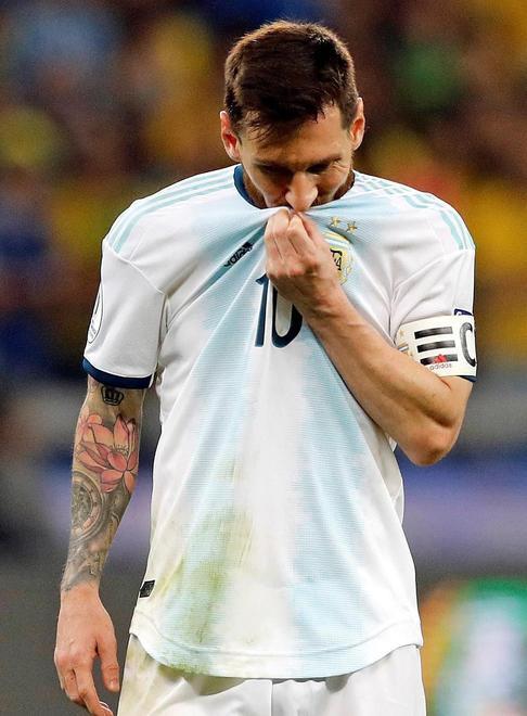 Argentina battuta dal Brasile 2-0 Messi: «L’arbitro li ha favoriti»