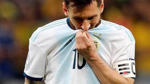 Argentina battuta dal Brasile 2-0 Messi: «L’arbitro li ha favoriti»