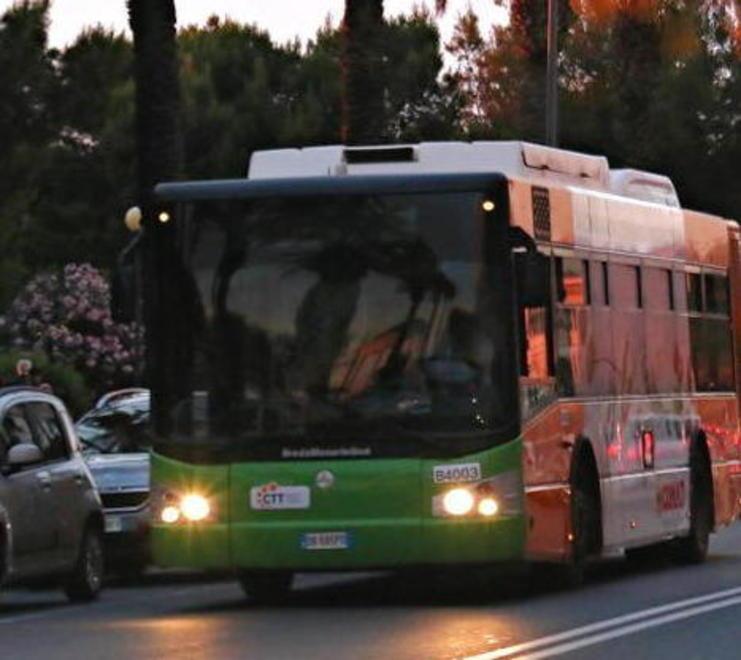I bus gratis la sera per ora non ci sono più 