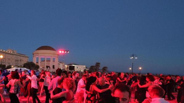 Milonga con oltre mille ballerini sulla terrazza Mascagni