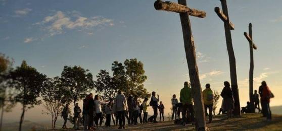 Si parte all’alba per il concerto sul monte delle Tre Croci