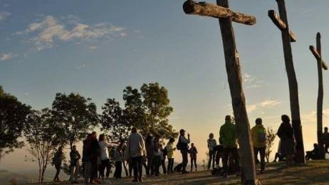 Si parte all’alba per il concerto sul monte delle Tre Croci