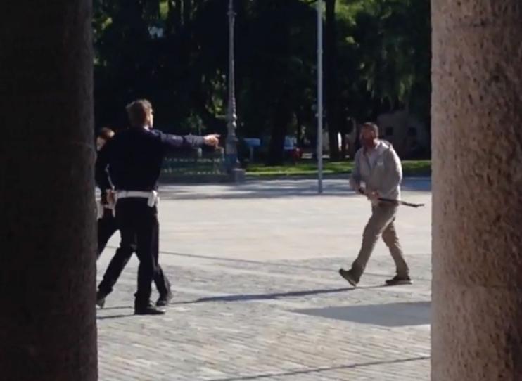 Reggio Emilia, la Questura revoca il permesso di soggiorno all'indiano che aggredì gli agenti della Municipale in piazza della Vittoria