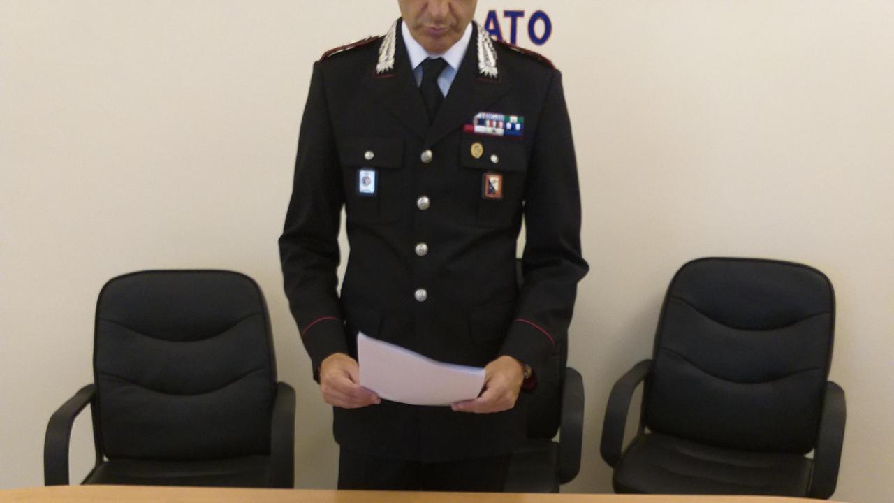 Insonne per il caldo vede i ladri entrare dai vicini e li fa arrestare