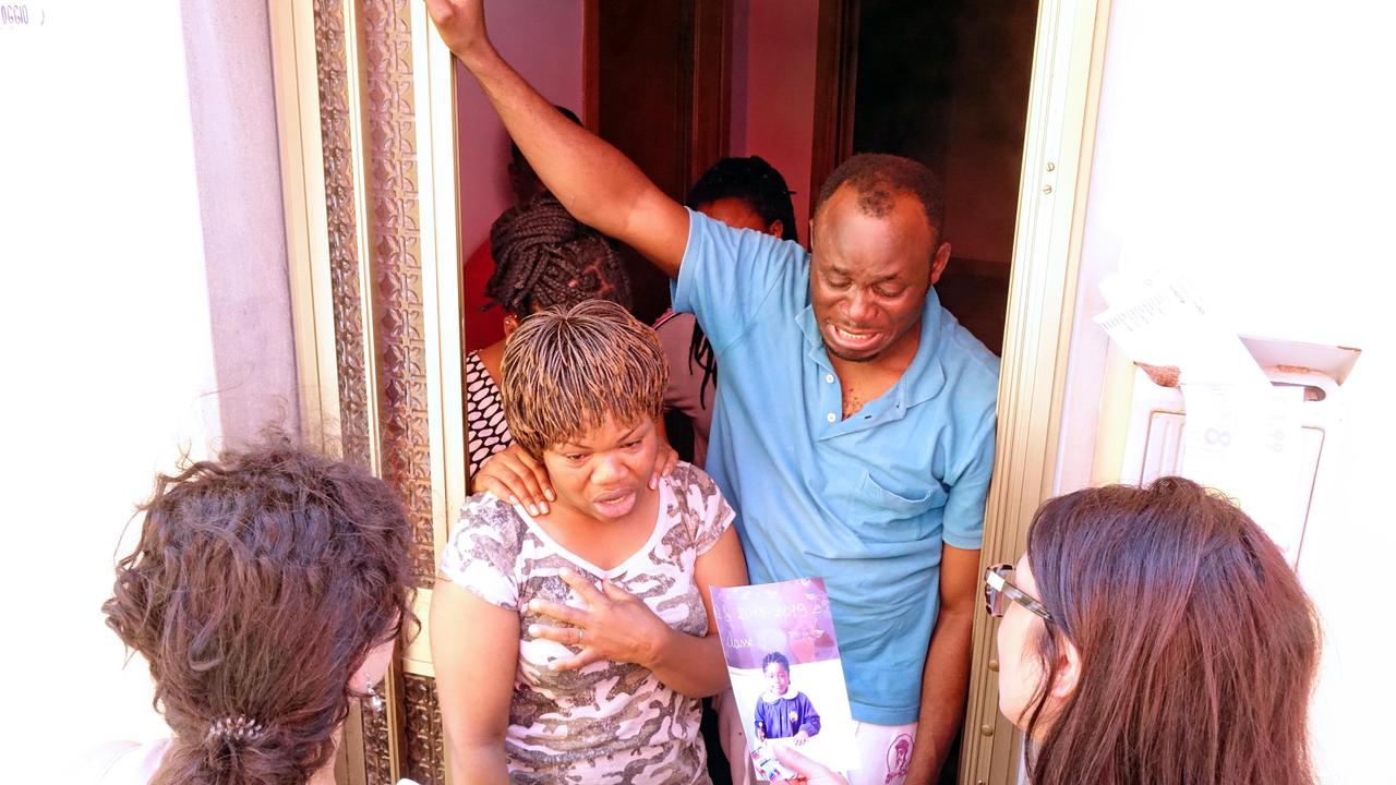 Il dolore dei genitori della piccola Blessing (Foto Gori)