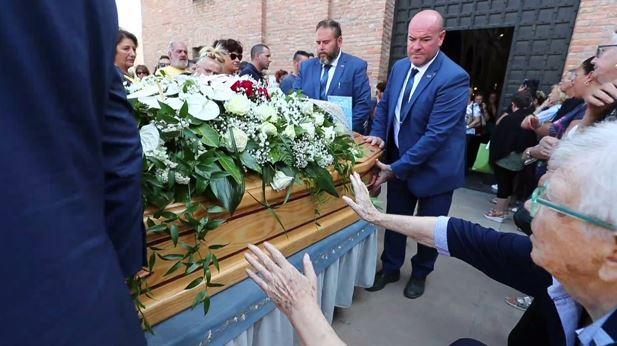 Addio al giovane papà, oggi negozi chiusi e lutto in tutto il comune 