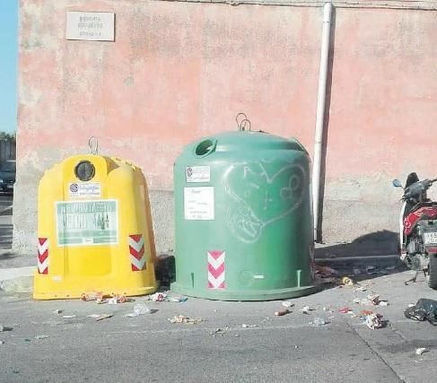 Spazzatura abbandonata e spesso preda dei gabbiani