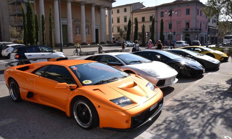 L'esposizione delle Lamborghini in piazza Duomo a Pontedera