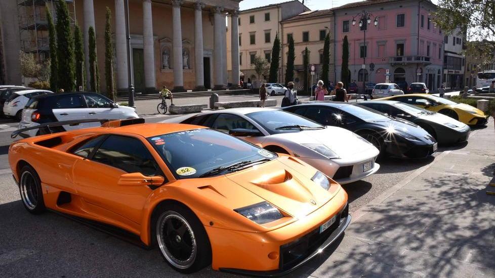 L'esposizione delle Lamborghini in piazza Duomo a Pontedera