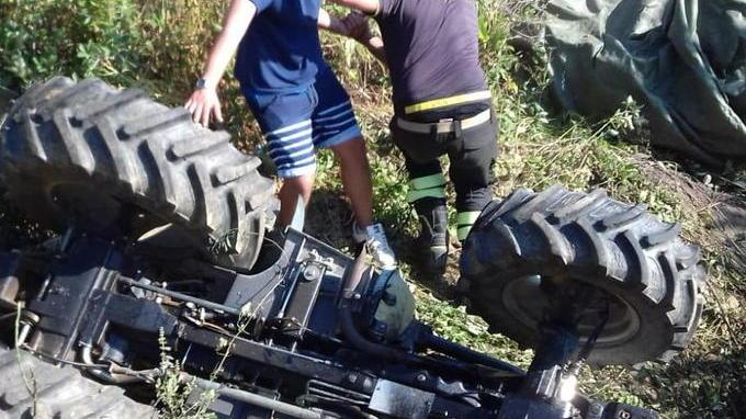 Prigioniero sotto al trattore, l’allarme lanciato dai turisti