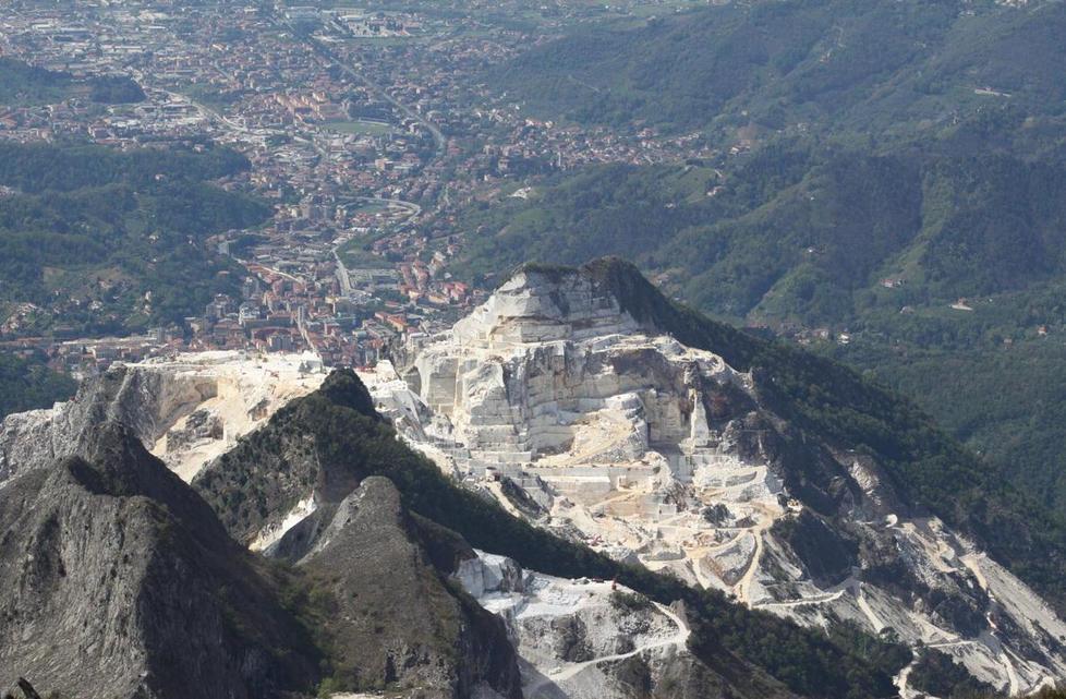Quei monti “stravolti” dove il marmo è più pregiato
