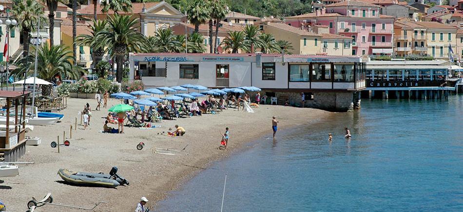 La spiaggia della Rossa chiusa durante la notte per colpa dei vandali 