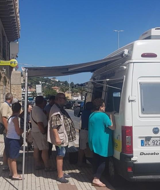 Lavori in corso alle Poste Tutti in fila “al furgone” 