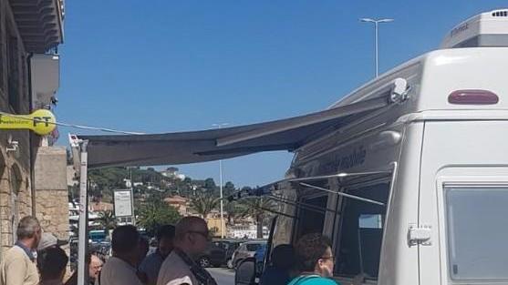 Lavori in corso alle Poste Tutti in fila “al furgone”