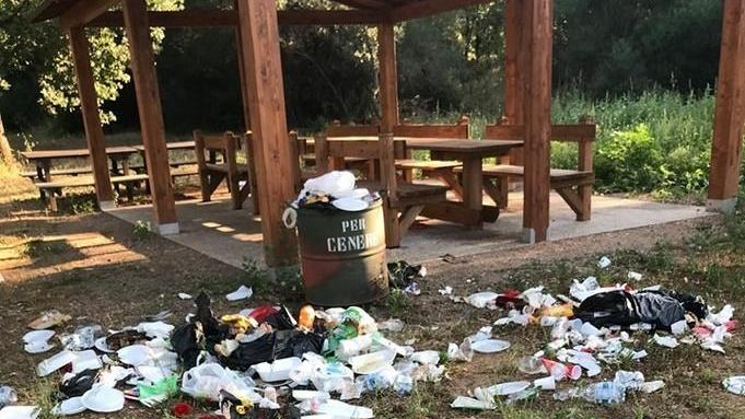 Invasa dalla spazzatura l’area picnic di Campo Moro