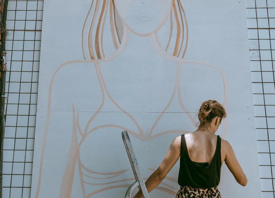 La sirena di Natalia Resmini sul murales ai Bagni Nettuno di Castiglioncello