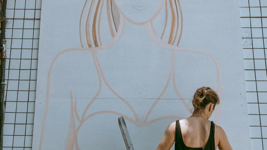 La sirena di Natalia Resmini sul murales ai Bagni Nettuno di Castiglioncello