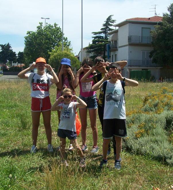 I ragazzi con l’Otp ripuliscono la ciclabile sul viale per Marina 