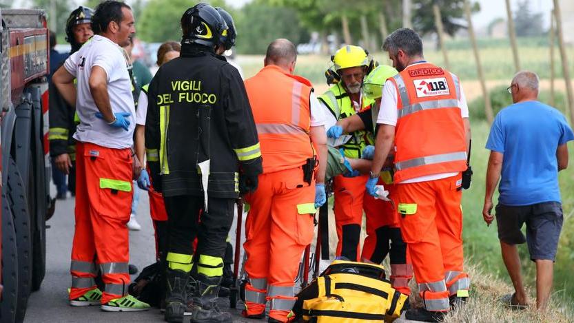 È grave l’uomo rimasto incastrato dentro il camion