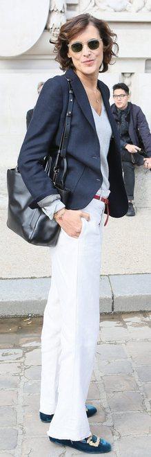 T-shirt, un camicione i sandali piatti... Inès de la Fressange prepara le valigie