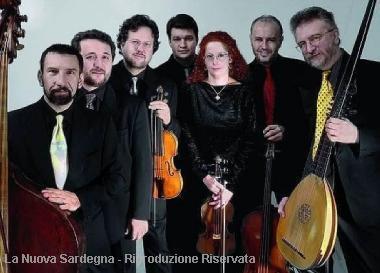 Qui sopra lensemble dei Sonatori della Gioiosa Marca. A destra Salvatore Ligios 