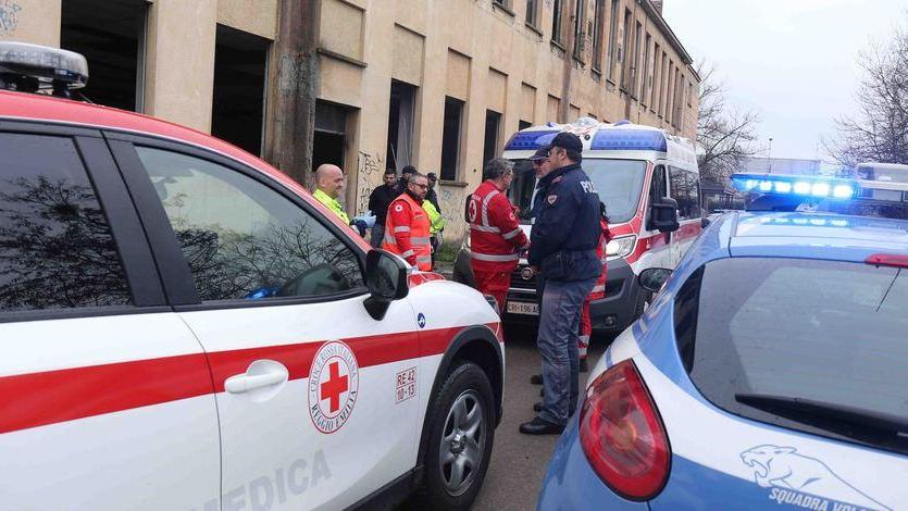 Preso a calci e pugni mentre dorme alle ex Officine