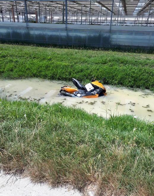 Si scontra con un’auto mentre va al lavoro e finisce in un fosso 