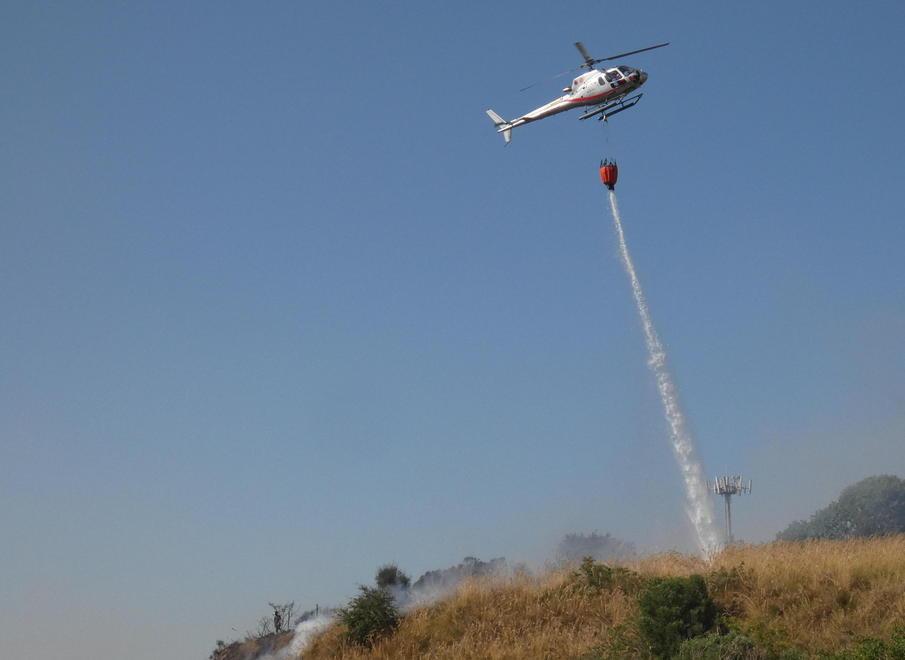 Dieci chilometri di fuoco lungo l’Aurelia Strada, treni e stazione in tilt per ore 