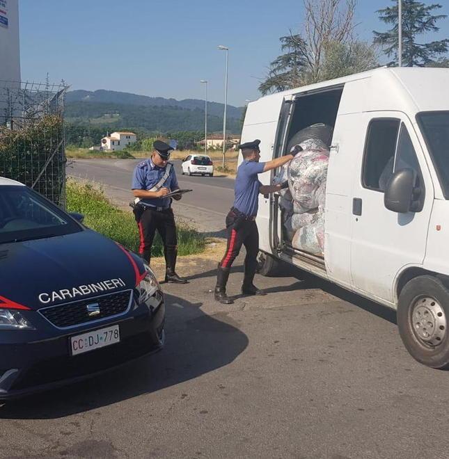 Smaltiscono scarti tessili da Prato a Pistoia