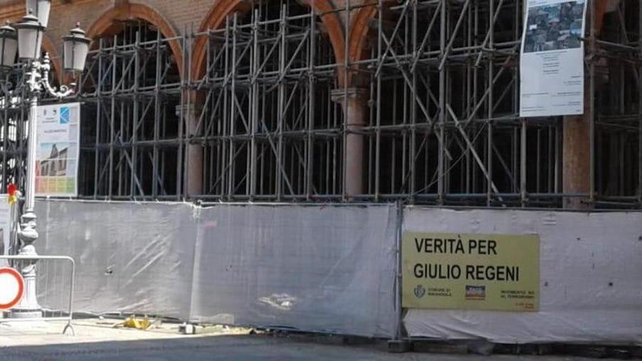 Si abbassa lo striscione su Giulio Regeni Greco: «Non so nulla»