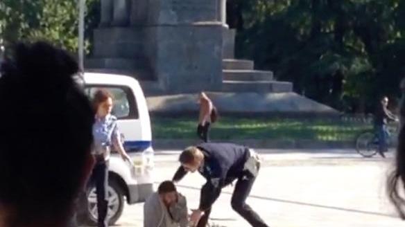 Revocato il permesso di soggiorno all’indiano che aggredì gli agenti