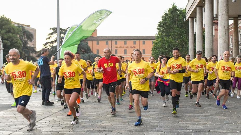 Un’alba tutta di corsa per le strade del centro per ottocento reggiani