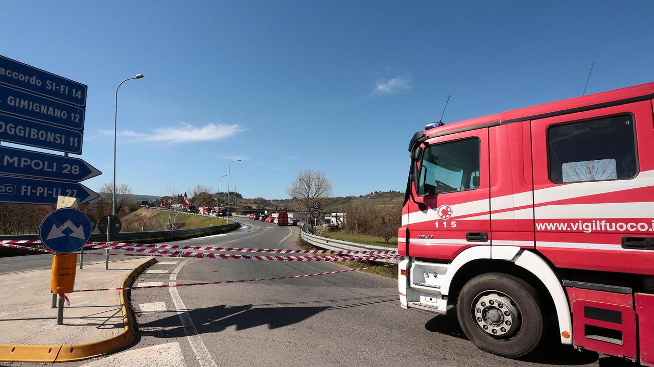 L'intervento dei vigili del fuoco per un incidente sulla 429 nei pressi di Certaldo (foto di repertorio)