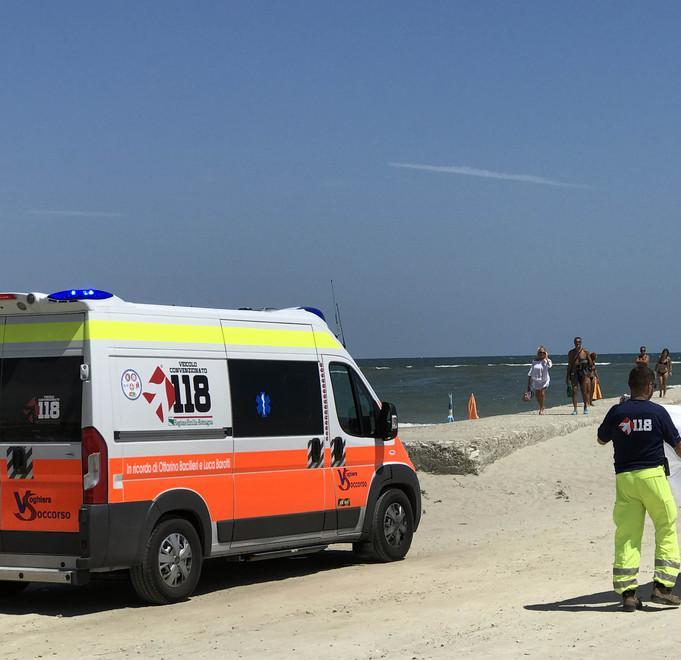 Lido Spina, due giovani salvati nel canale 