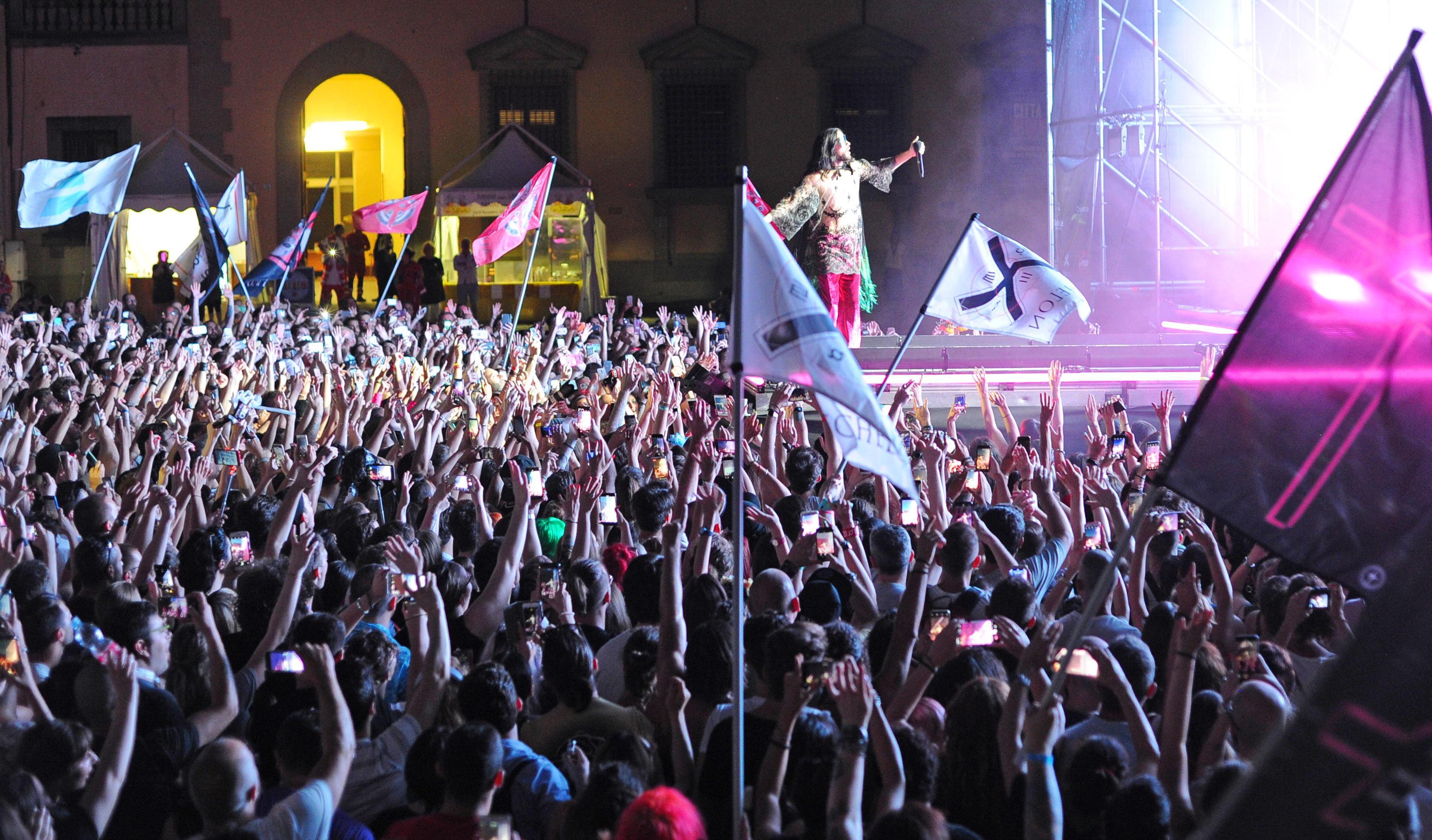 Un momento del concerto di sabato in piazza del Duomo a Pistoia (Foto Lorenzo Gori)